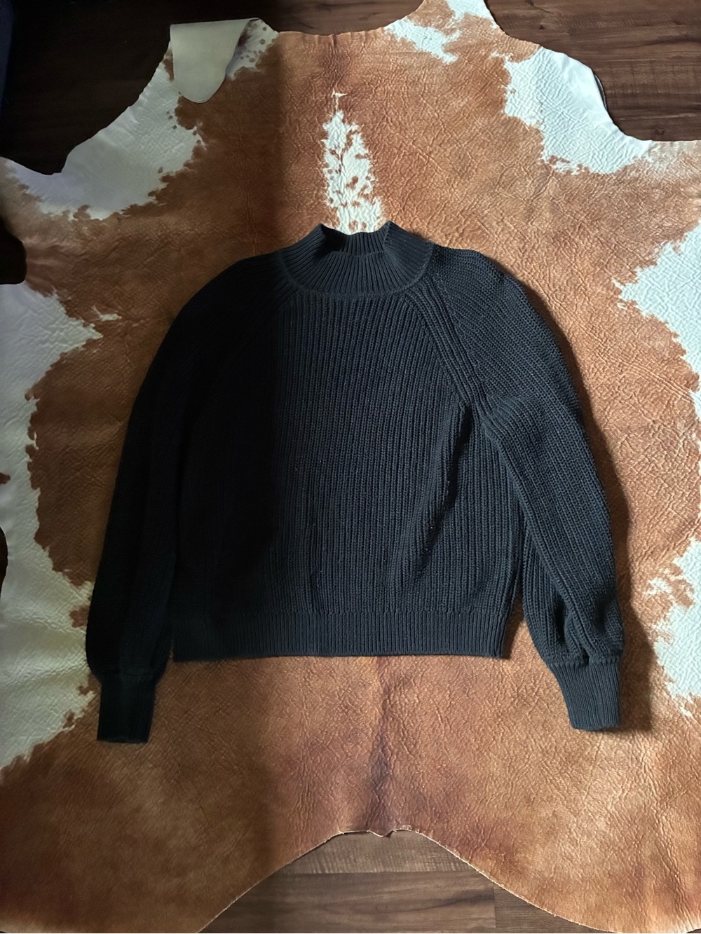 Gap black sweater
size medium
not itchy!